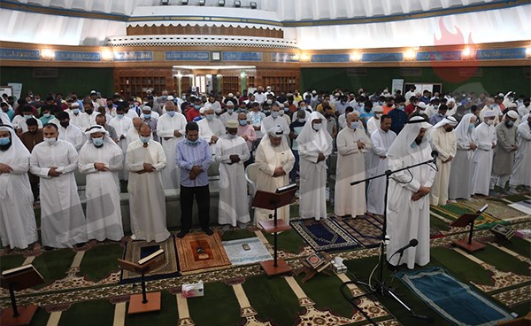 خطباء المساجد في اول جمعة رص الصفوف بعد أزمة كورونا : استقيموا .. اعتدلوا .. رصوا الصفوف ولا تتركوا فرجة للشيطان