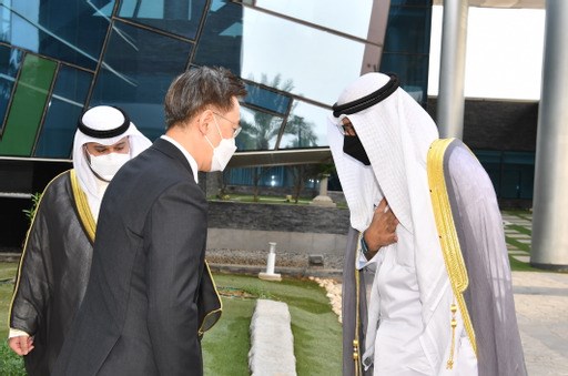 وزير شؤون الديوان الأميري ينقل تعازي الأمير إلى السفارة الكورية بوفاة الرئيس الأسبق روه تاي وو