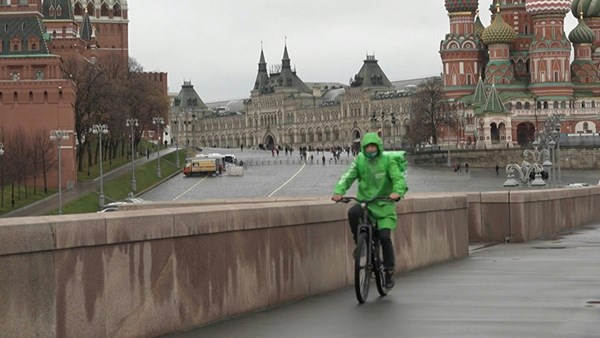 بدء عطلة مدفوعة للموظّفين في روسيا لاحتواء كوفيد