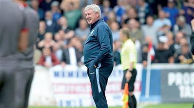 إدارة نيوكاسل تؤجل حسم مصير مدرب الفريق ستيف بروس