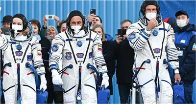 طاقم سينمائي روسي يعود إلى الأرض بعد تصوير فيلم بالمحطة الفضائية الدولية