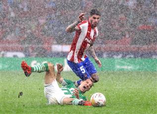 أتلتيكو يعطل قطار بيتيس ويعود للمربع الذهبي في الليغا