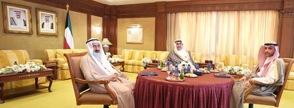 بناء على تكليف سمو أمير البلاد.. رؤساء السلطات الثلاث يعقدون اجتماعاً في قصر السيف