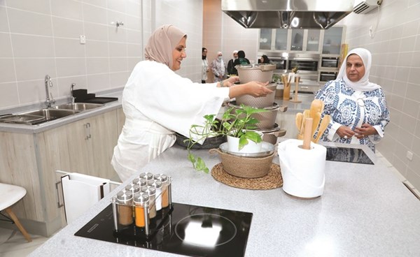 «سنع ومنع»  فكرة كويتية رائدة لتعليم بنات الكويت فنون الطبخ