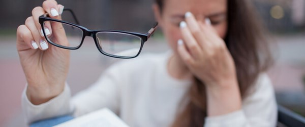دراسة: ضعف البصر في مرحلة منتصف العمر يرتبط بزيادة فرص الكتئاب لدى السيدات لاحقا