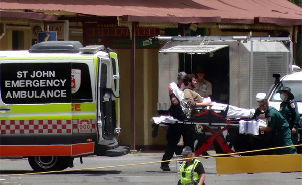 تعلق بالشجرة 6 ساعات حتى جاءت الشرطة وأنقذته