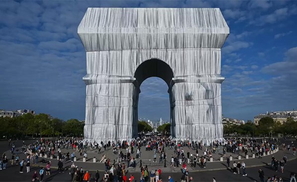 فرنسا : ستة ملايين شخص يشاهدون قوس النصر المغطى بالقماش