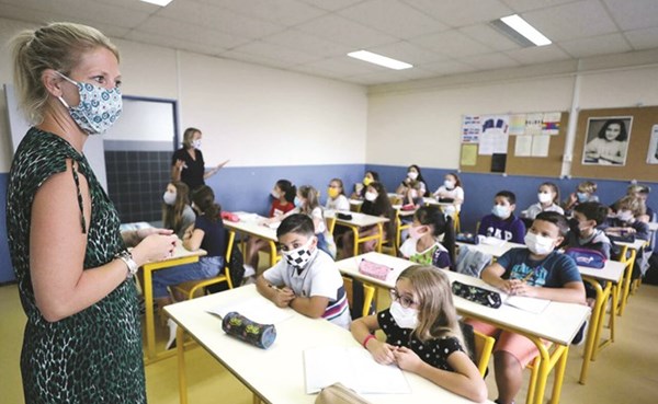 فرنسا تعيد فرض الكمامات على طلبة المدارس