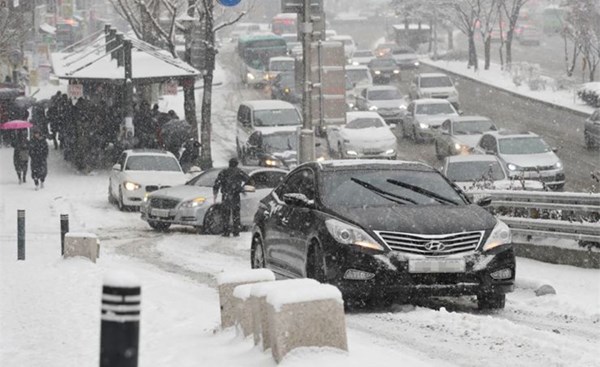درجات حرارة دون الصفر وتساقط الثلوج في مناطق كثيرة من كوريا الجنوبية