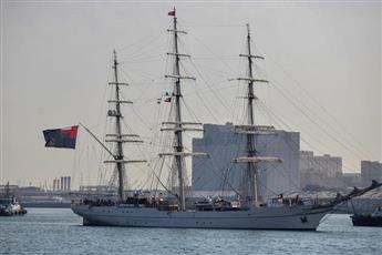 السفينة السلطانية «شباب عمان الثانية» تحط رحالها بميناء الشويخ ضمن رحلتها الأكاديمية على الموانئ الخليجية