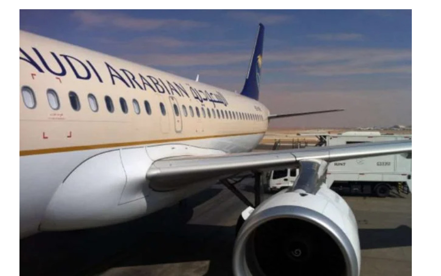 اصطدام طائرة ركاب سعودية بـ ونش في مطار القاهرة