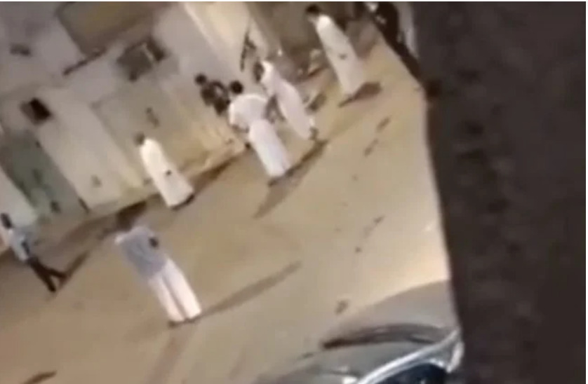 أحدهم كان يحمل رشاشًا.. شاهد مشاجرة جماعية في حارة الهنداوية بجدة