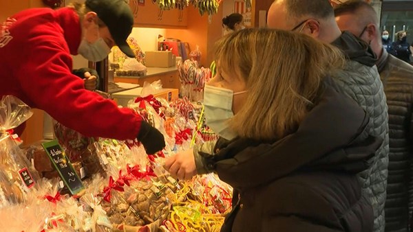 الشرطة الفرنسية تفرض إجراءات كوفيد في سوق ستراسبورغ الميلادية