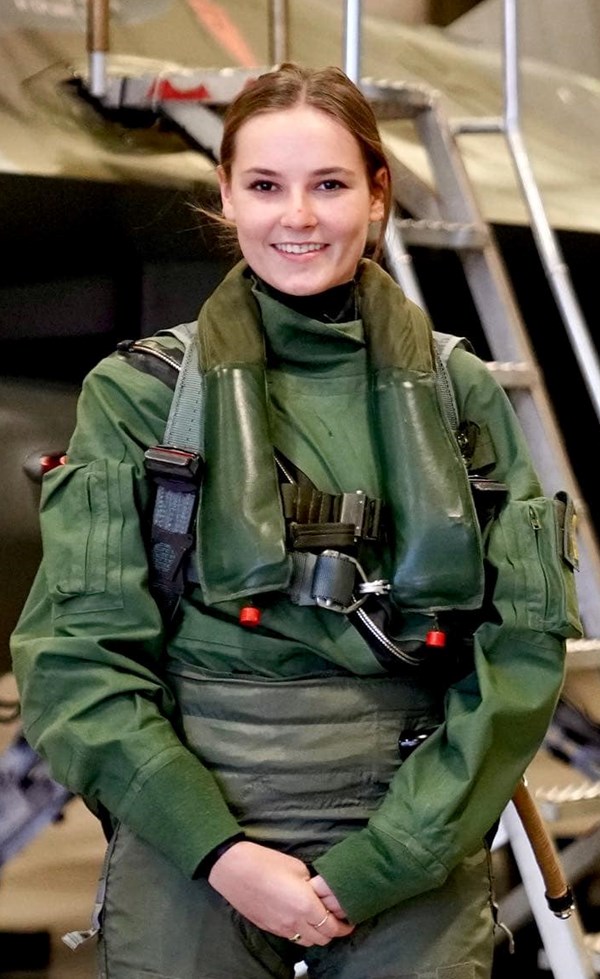 الأميرة النرويجية الشابة إنجريد ألكسندرا تحلق في طائرة مقاتلة