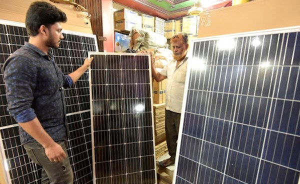تحقيق إخباري: الألواح الشمسية صينية الصنع تُباع مثل الكعك الساخن في بنغلاديش