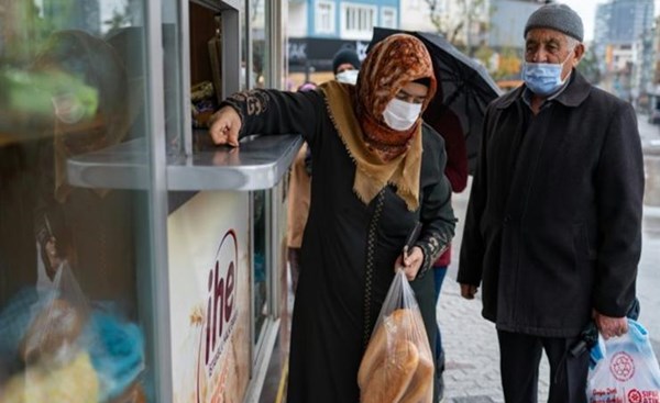 أكشاك “خبز الشعب” ملجأ الأتراك المتضررين من تدهور الليرة