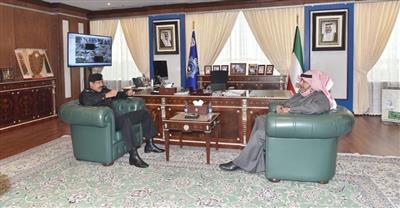 وزير الداخلية يشيد بجهود الفريق النواف المتواصلة للحفاظ على أمن الوطن واستقراره