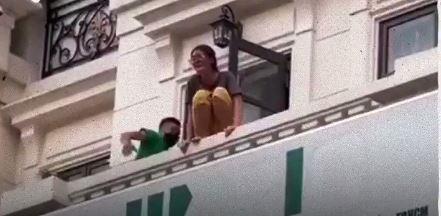 شاب ينقذ فتاة من الانتحار في اللحظات الأخيرة