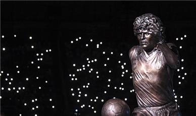 تمثال مارادونا يخطف الأنظار في مطار بالأرجنتين