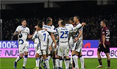 إنتر يرفض التفريط في صدارة الكالتشيو بخماسية ساليرينتانا