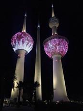 أبراج الكويت تتزين بألوان علم دولة قطر احتفالاً بعيدها الوطني