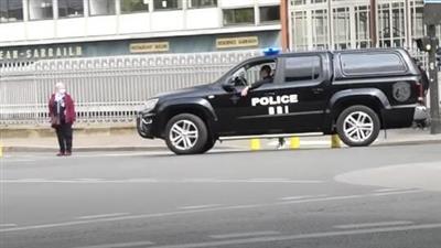 فرنسا: مسلح يحتجز رهينتين.. ويطلب لقاء وزير العدل