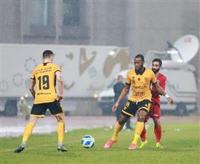 القادسية يتعادل مع الفحيحيل 1-1 بأجواء ممطرة