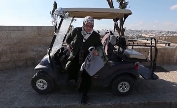 “ما بأقدر أبعد يوم”.. مسنة فلسطينية تشتري “توك توك” للصلاة بالأقصى