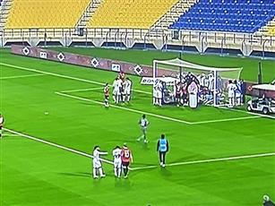 سقوط لاعب الوكرة القطري عثمان كوليبالي فجأة.. والحكم يوقف المباراة