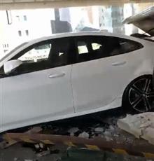 نجاة شخص من السقوط بسيارتها من المواقف بالدور الثالث في المباركية