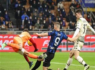الدوري الإيطالي.. دجيكو يمنح إنتر فوزاً قاتلاً على فينيزيا