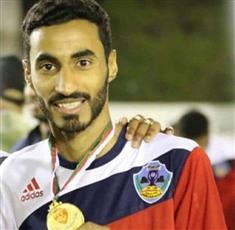 منذر الحراصي.. لاعب عُماني يسقط ميتا في أرض الملعب