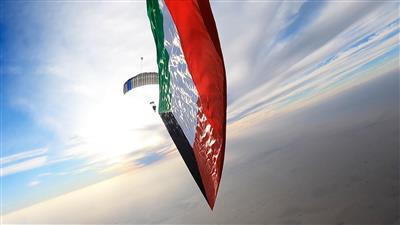 المظلي الربيعان يسجل إنجازا غير مسبوق بقفزة حرة بأكبر علم في سماء البلاد