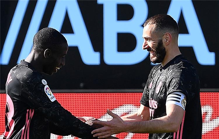 غموض حول موقف بنزيما وميندي من مباراة ريال مدريد وباريس سان جيرمان