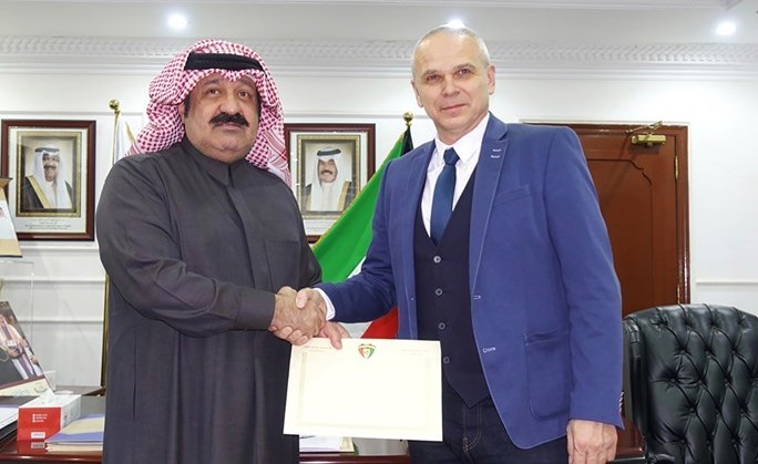 رسمياً.. الكرة يوقّع مع لافيتشكا مدرباً لـ «الأزرق»