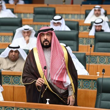 النائب الأول لرئيس مجلس الوزراء ووزير الداخلية الشيخ أحمد النواف ونائب رئيس مجلس الوزراء ووزير الدفاع الشيخ طلال الخالد يؤديان اليمين الدستورية في مجلس الأمة