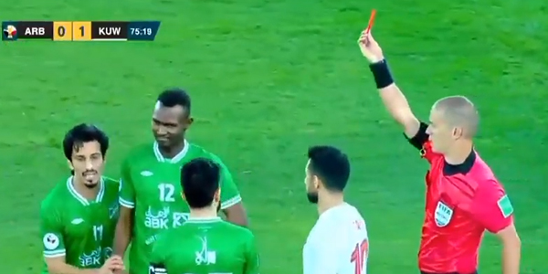 نهائي #كأس_سمو_ولي_العهد.. طرد لاعب #العربي السوداني وليد الشعلة في الدقيقة 75