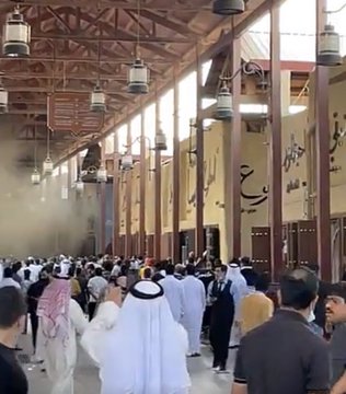 «الإطفاء» تناشد المواطنين والمقيمين بعدم التجمهر في منطقة حريق سوق المباركية وكذلك الطرق المؤدية إليه