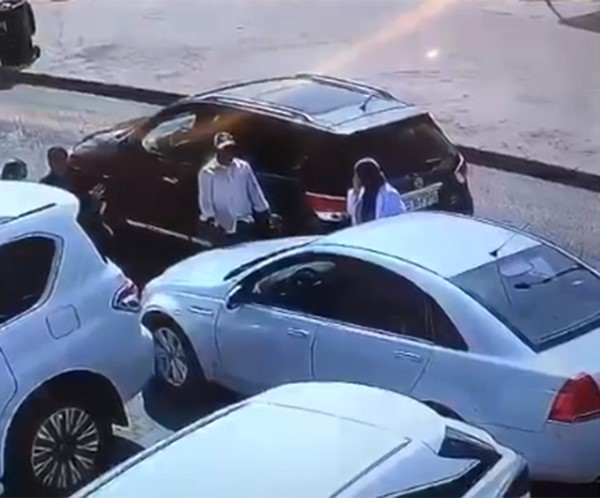 منطقة سلوى تشهد أغرب حادث مروري مزيف وكاميرا منزلية تكشف زيف ممرضة عربية حاولت توريط «سائق مشفش حاجة»