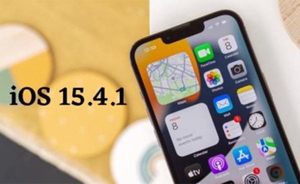 نظام التشغيل آي.أو.إس 15.4.1 يحل مشكلة استنزاف البطارية في أجهزة آبل الذكية