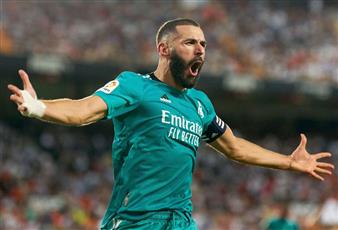 بنزيما يخطف فوزاً قاتلًا لـ ريال مدريد أمام إشبيلية ويقترب من اللقب