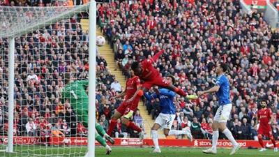 ليفربول يفوز على ايفرتون ويواصل مطاردة السيتي