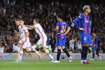 آينتراخت فرانكفورت يصعق برشلونة بثلاثية ويقصيه من الدوري الأوروبي