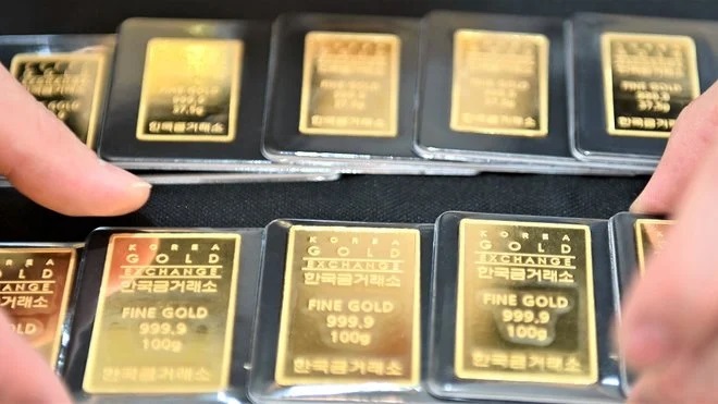 الذهب يتجه إلى أول انخفاض شهري منذ يناير بفعل توقعات برفع أسعار الفائدة