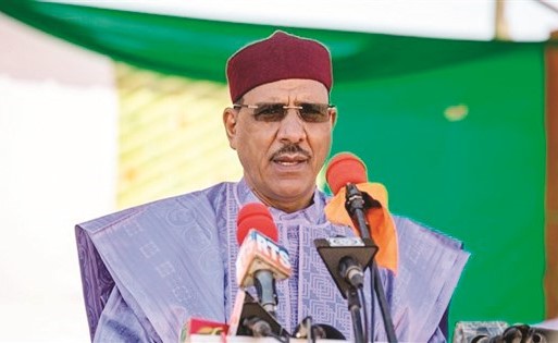 رئيس النيجر يخير وزراءه: زوجة واحدة أو الاستقالة!