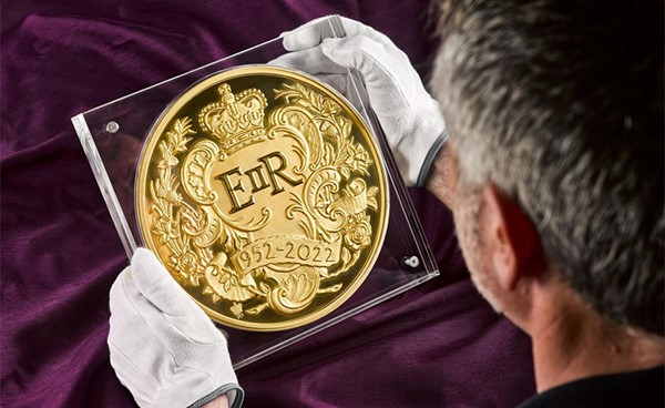 وزنها 15 كيلوجراما.. بريطانيا تسك أكبر عملة احتفالا باليوبيل الماسي للملكة إليزابيث
