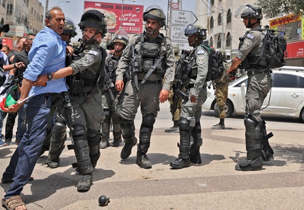 الآف الفلسطينيين يؤدون صلاة الجمعة في «الأقصى» وبينيت مصمم على «مسيرة الأعلام»