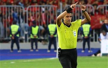 بعد واقعة مباراة الأهلي والرجاء.. «كاف» يقرر إيقاف الحكم الجزائري مهدي عبيد