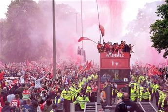 ليفربول يتخطى أحزانه ويحتفل بكأسي إنجلترا في حافلة مكشوفة