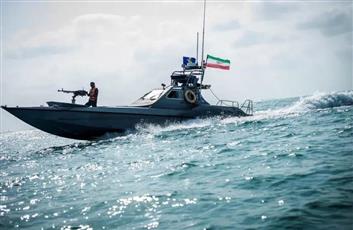 إيران تحتجز سفينة تحمل وقودا مهربا وتعتقل أفراد طاقمها